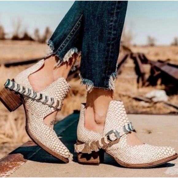 NWT FREEBIRD BY STEVEN Blade Leather Booties White Croc 9 - Picture 1 of 12